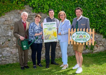 Pfarrer Franz Großhagauer, Christa Lackner, Geschäftsführerin „Natur im Garten“, Ronald Gutscher, Vizebürgermeister Königstetten, Landeshauptfrau Johanna Mikl-Leitner und Matthias Wobornik, Geschäftsführer „Natur im Garten“.