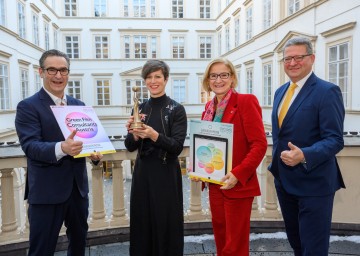 Die Filmservicestelle LAFC erhielt den „Europäischen Preis für Nachhaltigkeit im Kulturmarkt“ (von links): Hans-Conrad Walter (Europäischer Kulturmarken Award), Dietlind Rott (LAFC), Landeshauptfrau Johanna Mikl-Leitner und Hermann Dikowitsch (Leiter der Abteilung Kunst und Kultur Niederösterreich).