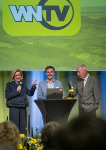 Erinnerten sich gemeinsam an die Highlights aus 30 Jahren WNTV zurück: Landeshauptfrau Johanna Mikl-Leitner, WNTV-Moderator Christian Schützl und Bürgermeister Klaus Schneeberg (v.l.).