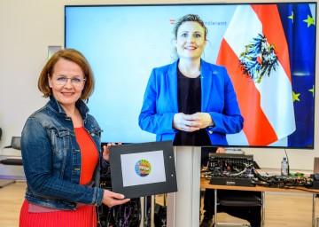 Niederösterreichs Jugend-Landesrätin Christiane Teschl-Hofmeister und Bundesministerin Susanne Raab bei der virtuellen Siegerehrung.
