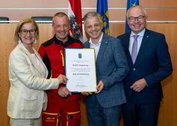 Bei der Ehrung im NÖ Landhaus in St. Pölten: Landeshauptfrau Johanna Mikl-Leitner, Markus Amon und Oliver Schmerold von der ÖAMTC-Flugrettung, LH-Stellvertreter Stephan Pernkopf (v.l.n.r.) 