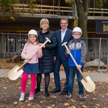 Nina Muckova, Landesrätin Mag. Barbara Schwarz, Bürgermeister Helmut Schmid und Fabian Arndt bei der heutigen Spatenstichfeier für die neue Schul- und Betreuungseinrichtung in Hainburg. (v.l.n.r.)