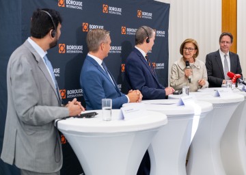 Beim Festakt anlässlich der Inbetriebnahme (v.l.n.r.) Chief Operating Officer Hasan Karam, Bundesminister Wolfgang Hattmannsdorfer, Vorstandsvorsitzender Roger Kearns, Landeshauptfrau Johanna Mikl-Leitner und Chief Commercial Officer Roland Janssen.