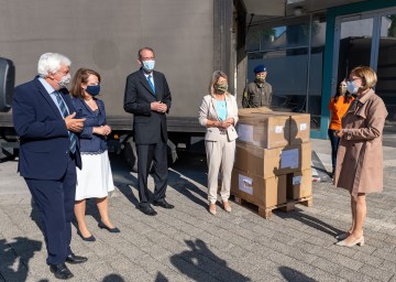 Lieferung von Schutzmasken: Bildungsdirektor Johann Heuras, Landesrätin Christiane Teschl-Hofmeister, Bildungsminister Heinz Faßmann, Verteidigungsministerin  Klaudia Tanner, Vertreter des Bundesheeres und Landeshauptfrau Johanna Mikl-Leitner (v.l.n.r.)
