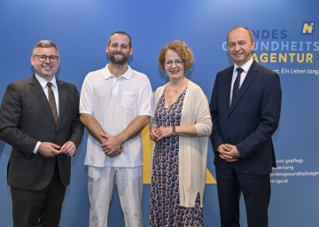 (v.l.) Landesrat Ludwig Schleritzko, Praxisanleiter Mario Acketa, Landesrätin Christiane Teschl-Hofmeister und Konrad Kogler, Vorstand der NÖ Landesgesundheitsagentur.