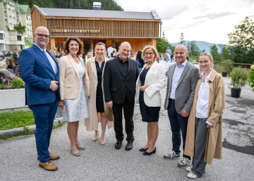 Gebietsbauamtleiter Uwe Reinsperger, Bezirkshauptfrau Neunkirchen Alexandra Grabner-Fritz, Geschäftsführerin Nina Sengstschmied, Intendant Florian Krumpöck und Semmerings Bürgermeister Hermann Doppelreiter mit Tochter Anna bei der Eröffnung des „Kultur.Sommer.Semmering 2023“ im Kulturpavillon des Grand Hotel Panhans.