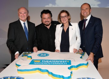 25 Jahre Theaterfest NÖ: Landeshauptmann a. D. Erwin Pröll, Theaterfest-Obmann Werner Auer, Landeshauptfrau Johanna Mikl-Leitner und Bernhard Lackner von der NÖ Versicherung (v.l.n.r.)
