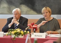 Informierten über das abgelaufene Schuljahr: Johann Heuras, der Amtsführende Präsident des Landesschulrates für Niederösterreich, und Bildungs-Landesrätin Barbara Schwarz (v.l.n.r.)