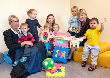 Bürgermeisterin Christine Dünwald, Leiterin Alexandra Hofegger und Landesrätin Mag. Barbara Schwarz freuen sich mit den Kindern über die neue Betreuungsgruppe in Scheibbs. (v.l.n.r.)