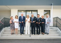 Bei der offiziellen Eröffnung, von links nach rechts: Gabriela Pendl, Landesrätin Ulrike Königsberger-Ludwig, ASBÖ-Bundesverband Präsident Franz Schnabl, Landeshauptfrau Johanna Mikl-Leitner, der Bürgermeister von Traismauer Herbert Pfeffer, Stadträtin Elisabeth Wegl und Vizebürgermeister Thomas Woisetschläger.