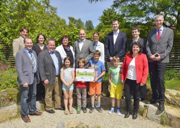 Im Bild von links nach rechts: Franz Gruber (Geschäftsführer GARTEN TULLN), Franz Fehr (Donau-Universität Krems), Christina Adorjan (Verein Technology Kids), Norbert Pay (Stadtgemeinde Tulln), Ricarda Öllerer (Landwirtschaftliche Koordinationsstelle), Wolfgang Sobotka (Landeshauptmann-Stellvertreter), Katja Batakovic (Natur im Garten), Bernhard Rainer (Fachhochschule Wiener Neustadt), Karin Sommer (Wirtschaftsagentur ecoplus), Matthias Kafka (Land Niederösterreich), Thomas Haase (Hochschule für Agrar- und Umweltpädagogik) mit den Kindern Lucy, Lukas, Lukas und Florian.