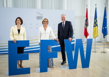 Landeshauptfrau Johanna Mikl-Leitner, Europa-Ministerin Karoline Edtstadler und der Präsident des Europa-Forums Martin Eichtinger gaben einen Ausblick auf die wichtigsten Themen, Programmpunkte und Gäste des europaweit und international bekannten und anerkannten Diskussionsforums.
