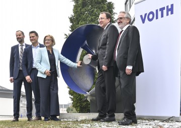 (v.l.n.r.:) Reinhold Schneider (Managing Director Voith Hydro St. Pölten), Martin Blum (Geschäftsführer Blum), Landeshauptfrau Johanna Mikl-Leitner, Bürgermeister Matthias Stadler und Gerhard Seyrling (CEO Voith Hydro Austria).
