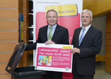 Neue Initiative gegen Lebensmittel im Abfall: Umwelt-Landesrat Dr. Stephan Pernkopf und Alfred Weidlich, Präsident des NÖ Abfallwirtschaftsvereins, präsentieren die neuen Müllraumtafeln (v.l.n.r.)