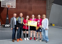 Landeshauptfrau Johanna Mikl-Leitner und Bürgermeister Manfred Denk (links) gratulierten den Pink Panthers aus Gmünd zum Sieg.