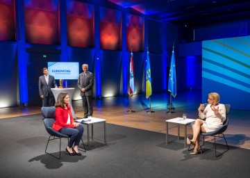 Martin Selmayr, Leiter der Vertretung der Europäischen Kommission in Österreich, Moderatorin Claudia Schubert, Landesrat Martin Eichtinger und Landeshauptfrau Johanna Mikl-Leitner beim Europa-Tag in Perchtoldsdorf 