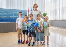 Landeshauptfrau Johanna Mikl-Leitner präsentiert mit Kindern das „DIY Experimente Handbuch Sommer Edition“.