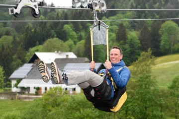 Fast 1,4 Kilometer ist die Fahrt mit der Zipline lang: Tourismuslandesrat Jochen Danninger testete die actionreichste Sommerdestination des Landes