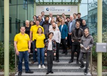 Besuch beim „accent Makerspace“ in Tulln. Im Bild: Landeshauptfrau Johanna Mikl-Leitner mit den Start-up Gründerinnen und Gründern, Accent Inkubator-Geschäftsführer Michael Moll, tecnet equity-Geschäftsführerin Doris Agneter und Julia Uhlik, Projektleiterin vom „accent Makerspace“.