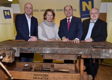 Markus Wieser, Präsident der Arbeiterkammer NÖ, Sonja Zwazl, Präsidentin der Wirtschaftskammer NÖ, Landeshauptmannstellvertreter Mag. Wolfgang Sobotka und Mag. Karl Fakler, Landesgeschäftsführer des AMS NÖ, stellten das Pilotprojekt „Modulare Teilausbildung“ vor (von links nach rechts).