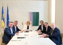 Christian Diewald, Geschäftsführer von Stadler Austria, Peter Spuhler, Präsident des Verwaltungsrates der Stadler Rail AG, Landeshauptfrau Johanna Mikl-Leitner, Stephan Büttner, CEO der AGRANA Beteiligungs-AG, ecoplus Aufsichtsratsvorsitzender Jochen Danninger und ecoplus-Geschäftsführer Helmut Miernicki (v.l.n.r.)