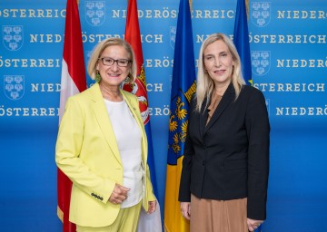 Landeshauptfrau Johanna Mikl-Leitner und Maja Popovic, serbische Justizministerin.