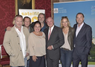 Setbesuch von „SOKO Donau“: Gregor Seberg (als Oberstleutnant Helmuth Nowak), Helmut Bohatsch (als Kriminaltechniker Franz Wohlfahrt), Maria Happel (als Gerichtsmedizinerin Dr. Franziska Beck), Stefan Jürgens (als Major Carl Ribarski), Landeshauptmann Dr. Erwin Pröll, Lilian Klebow (als Revierinspektor Penny Lanz) und Dietrich Siegl (als Chef der Truppe, Oberst Otto Dirnberger). (v.l.n.r.)