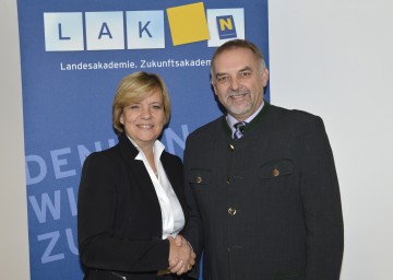 Unterstützung für die Aktion „Wir sind Nachbarn“: Landesrätin Mag. Barbara Schwarz und Dr. Christian Milota, Geschäftsführer der NÖ Landesakademie. (v.l.n.r.)