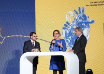 Moderator Robert Ziegler im Gespräch mit Landeshauptfrau Johanna Mikl-Leitner und EU-Kommissar Johannes Hahn
