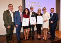 Verleihung des „NÖ Journalistenpreises 2018“: Martin Gebhart, Erwin Hameseder, Katharina Sunk (1. Preis), Marcel Kilic (2. Preis), Lisa Röhrer (3. Preis), Landeshauptfrau Johanna Mikl-Leitner und Martin Gebhart (von links nach rechts).