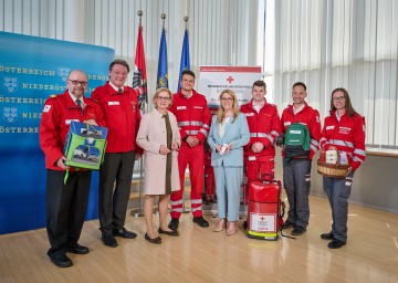 Rot-Kreuz-Präsident Josef Schmoll (2.v.l.), Landeshauptfrau Johanna Mikl-Leitner und Gesundheitslandesrätin Ulrike Königsberger-Ludwig mit Haupt- und Ehrenamtlichen des Roten Kreuzes bei der Präsentation der Einsatzbilanz 2022.