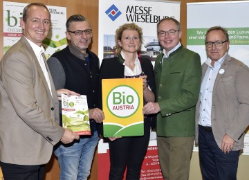 Im Bild von links nach rechts: Messedirektor Ing. Werner Roher, Landesobmann Otto Gasselich von Bio Austria, Bundesobfrau Gertraud Grabmann, Landesrat Dr. Stephan Pernkopf, Messepräsident Uwe Scheutz