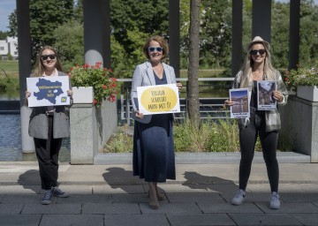 Jugend-Landesrätin Christiane Teschl-Hofmeister mit zwei Mitarbeiterinnen der Jugend:Info NÖ