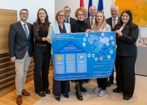 v.l.n.r.: Gottfried Feiertag (Vorsitzender des Zentralbetriebsrats), Josephine Markau (Personal & Organisation, stellte das Projekt beim Symposium in Münster vor), Landeshauptfrau Johanna Mikl-Leitner, Rupert Schreiner (NÖ LGA Leitung Personal und Organisation), Landesrätin Christiane Teschl-Hofmeister, Gerhard Dafert (NÖ LGA Vorstand), Anna Dienst (Poolingmitarbeiterin UK Wr. Neustadt, die mit ihrem Konzept Pionierarbeit geleistet hat), Landesrat Anton Kasser und Nicole Gierer (Zentralbetriebsrat, stellte das Projekt beim Symposium in Münster vor).