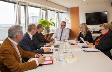 Von links nach rechts: Der Direktor für Medizin und Pflege der NÖ Landesgesundheitsagentur Markus Klamminger, der Vorstand der NÖ Landesgesundheitsagentur Konrad Kogler, Landesamtsdirektor Werner Trock, LH-Stellvertreter Stephan Pernkopf, Landesrätin Ulrike Königsberger-Ludwig und Landessanitätsdirektorin Irmgard Lechner.