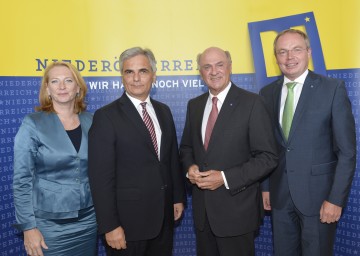 Pressekonferenz zum Hochwasserschutz in Niederösterreich: Bundesministerin Doris Bures, Bundeskanzler Werner Faymann, Landeshauptmann Dr. Erwin Pröll und Landesrat Dr. Stephan Pernkopf.