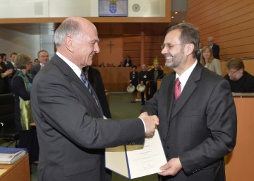 Landeshauptmann Dr. Erwin Pröll wurde von Landtagspräsident Ing. Hans Penz angelobt.