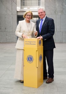 Landeshauptfrau Johanna Mikl-Leitner und Gerhard Gschweidl, Multidistriktbeauftragter für die Brillensammelaktion von Lions Österreich, mit der Lions-Brillensammelbox. (v.l.n.r.)