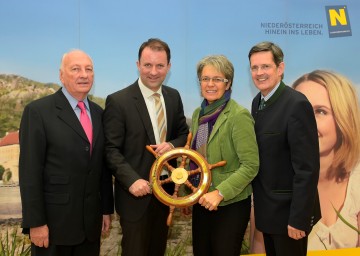 Im Bild von links nach rechts: Prof. Gerhard Skoff, Präsident der Danube Tourism Commission, Mag. Bernhard Schröder, Geschäftsführer Donau Niederösterreich Tourismus, Tourismuslandesrätin Drin Petra Bohuslav und Prof. Christoph Madl, MAS, Geschäftsführer der Niederösterreich-Werbung.