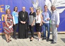 Die vier Preisträger der Weißen Feder: Roswitha Zederbauer (Nökiss), Klara Brantner (Mary's Meals), Propst Maximilian Fürnsinn, Landesrätin Barbara Schwarz, Gertraud Assmann (Balu & Du, Caritas OÖ), Schüler Samuel Lehner und DI Eckhard Gussmack (HTL Waidhofen/Ybbs, Prothese aus 3-D-Drucker)