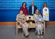 (v.l.n.r.) Susanne Haidegger, Cornelia Blümel, Landtagspräsident Karl Wilfing, Landeshauptfrau Johanna Mikl-Leitner mit Florian und Projektleiterin Pamina Eigelsreiter.