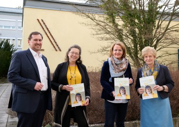 (v.l.n.r.): Direktor Hannes Ziselsberger (Caritas St. Pölten), Geschäftsführerin Sonja Thalinger (Landesverband Hospiz NÖ), Sozial-Landesrätin Christiane Teschl-Hofmeister, Vorsitzende Klaudia Atzmüller (Landesverband Hospiz NÖ)