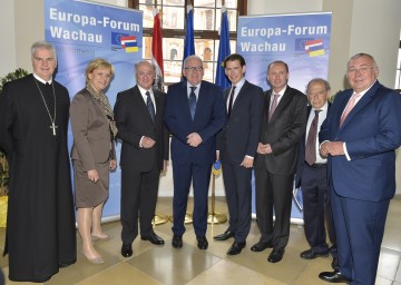 Erster Tag des Europa-Forums Wachau: Abt Columban Luser, LR Mag. Barbara Schwarz, Landeshauptmann Dr. Erwin Pröll, der niederländische Außenminister Frans Timmermans, Außenminister Sebastian Kurz, der Vizepräsident des Europäischen Parlaments Othmar Karas, Moderator Paul Lendvai, Bundeskanzler a. D. Alfred Gusenbauer (v. l. n. r.).