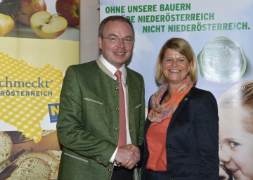 Agrar-Landesrat Dr. Stephan Pernkopf und Mag. Klaudia Tanner, Direktorin des NÖ Bauernbundes, präsentieren in St. Pölten-Ratzersdorf den \"Grünen Bericht\" 2011.