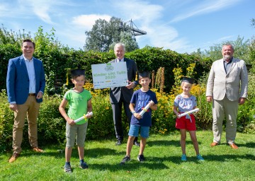 Im Bild von links nach rechts: Landtagsabgeordneter Christoph Kaufmann, David Schubert-Lakatos, Landesrat Martin Eichtinger, Mateo Peric, Leah Zöchling und Tullns Stadtrat Peter Höckner auf der "Kinder Uni Tulln 2020" 