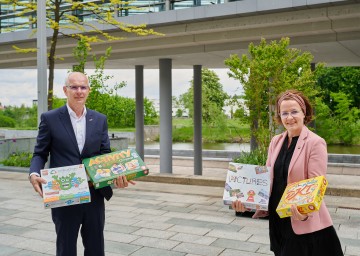 Familien-Landesrätin Christiane Teschl-Hofmeister und der Obmann des niederösterreichischen Papier- und Spielwarenhandels (WKNÖ) Andreas Auer freuen sich über die Aktion „Niederösterreich spielt – Die Woche des Spielens für alle Generationen!“.