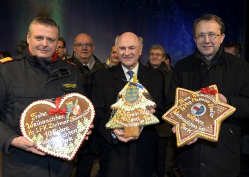 Die Eröffnung von „Weihnachten im Park“ nahmen Landesfeuerwehrkommandant Dietmar Fahrafellner, MSc, Landeshauptmann Dr. Erwin Pröll und Bürgermeister Mag. Matthias Stadler vor. (v.l.n.r.)