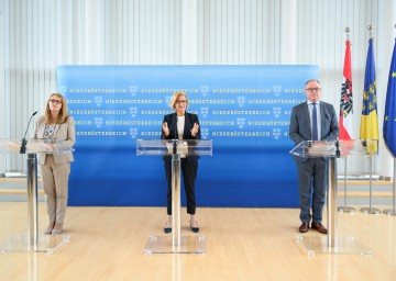 Niederösterreich setzt regionale Maßnahmen im Kampf gegen das Coronavirus. Im Bild Landeshauptfrau Johanna Mikl-Leitner (m.) mit LH-Stellvertreter Stephan Pernkopf (r.) und Landesrätin Ulrike Königsberger-Ludwig (l.)