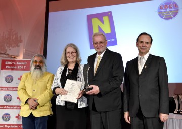 Preisübergabe in Schönbrunn: Dr. Azim Fazlipour, CEO EBC*L Iran, Maria Rieder, MBA, Leiterin der Stabstelle Verwaltungs- und Bildungsmanagement, Landesamtsdirektor Dr. Werner Seif und Mag. Victor Mihalic, CEO EBC*L International. (v.l.n.r.)