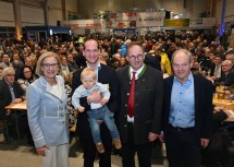 (v.l.n.r.) Landeshauptfrau Johanna Mikl-Leitner, Robert Schuster junior mit Sohn, Bürgermeister Richard Hogl und Robert Schuster senior
